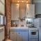 Classic Woodwork and Details in 1912 Colonial - Мемфис