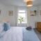 Bright & beautiful 4 bedroom house with sea views