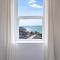 Bright & beautiful 4 bedroom house with sea views
