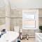 Central Luxury House with Fast Wifi
