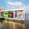 Beautiful houseboat with shared pool