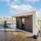 Beautiful houseboat with shared pool