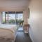 Central Style - 3 Bedroom Townhouse with Lakeview