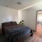 Fully remodeled 1-bedroom house with massive yard - 伍德兰希尔斯