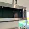 Fully remodeled 1-bedroom house with massive yard - 伍德兰希尔斯