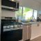Fully remodeled 1-bedroom house with massive yard - 伍德兰希尔斯