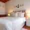 Phaedrus Living: Cozy Down Town House Aischylou