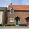 Seaside Cottage, The Bay, 2 bedrooms, patio, parking nearby, 2 dogs welcome