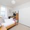 JOIVY Bright and Modern Flat with Desk - 爱丁堡