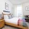 JOIVY Bright and Modern Flat with Desk - 爱丁堡