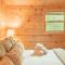 Affordable cabin that sleeps 8 K beds & fire pit - 科斯比