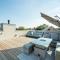Luxury lakeside property with spa access ML44