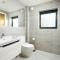 Luxury lakeside property with spa access ML44