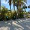 An Island Getaway at Palm Tree Villas - Холмс-Бич