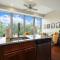 HostWise Stays - Free Garage Parking, Gym, City Views! - Pittsburgh