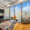 HostWise Stays - Free Garage Parking, Gym, City Views! - Pittsburgh