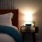 HostWise Stays - Free Garage Parking, Gym, City Views! - Pittsburgh