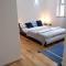 Spacious two bedroom, two bathroom Beach Nest with garden - St. Leonards