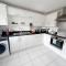 Modern 3BR House For Contractors