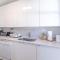 Renovated Apts with Kitchen, Fast WiFi, Smart TV, Roku & Pool Onsite 4 mi to Surfside Beach