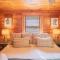 Amenity Packed A-frame Cabin With Two Bedrooms And Loft - غينزفيل