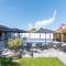 The Oasis - Family-Friendly Holiday Home with Heated Pool