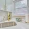 Beautiful Modern home with all year use HOT TUB, Pool table, Game room, & Propane fire pit!! - Ferndale