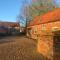 The Bolthole barn with wood-fired hot tub - Glentworth