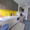 New House - Magnificent Studios in Coventry City Centre, free parking, by COVSTAYS - 考文垂