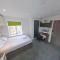 New House - Magnificent Studios in Coventry City Centre, free parking, by COVSTAYS - 考文垂