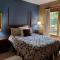 Chalet-Style Condo - 5 minutes to Lifts and village!