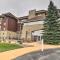 Beachfront Traverse City Resort Condo with Pool - 特拉弗斯城