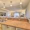 Beachfront Traverse City Resort Condo with Pool - 特拉弗斯城
