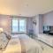 Beachfront Traverse City Resort Condo with Pool - 特拉弗斯城