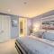 Beachfront Traverse City Resort Condo with Pool - 特拉弗斯城