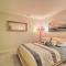 Beachfront Traverse City Resort Condo with Pool - 特拉弗斯城