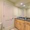 Beachfront Traverse City Resort Condo with Pool - 特拉弗斯城