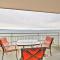 Beachfront Traverse City Resort Condo with Pool - 特拉弗斯城
