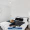 Nuneaton - Ideal 3 Bedroom, Wi-fi Parking, Sleeps 6 - JRR Stays