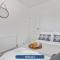 Nuneaton - Ideal 3 Bedroom, Wi-fi Parking, Sleeps 6 - JRR Stays