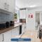 Nuneaton - Ideal 3 Bedroom, Wi-fi Parking, Sleeps 6 - JRR Stays