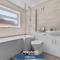 Nuneaton - Ideal 3 Bedroom, Wi-fi Parking, Sleeps 6 - JRR Stays