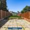 Nuneaton - Ideal 3 Bedroom, Wi-fi Parking, Sleeps 6 - JRR Stays