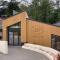 Spacious Primrose Lodge for 6 with Hot Tub at a Spa Resort