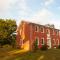 Farmhouse Broad Brook: Comfort & Charm.