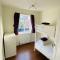 3 BR Property in Prestwich 15 mins from Manchester City Centre Garden Free parking Superfast WIFI Netflix - Манчестер