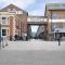 Elliot Oliver - Stylish Loft Style Two Bedroom Apartment With Parking