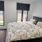 Modern and cosey 4 bedroom house walk to beach