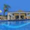 Fabulous Villa In Coral Bay Near Beach, Amenities