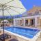 Fabulous Villa In Coral Bay Near Beach, Amenities